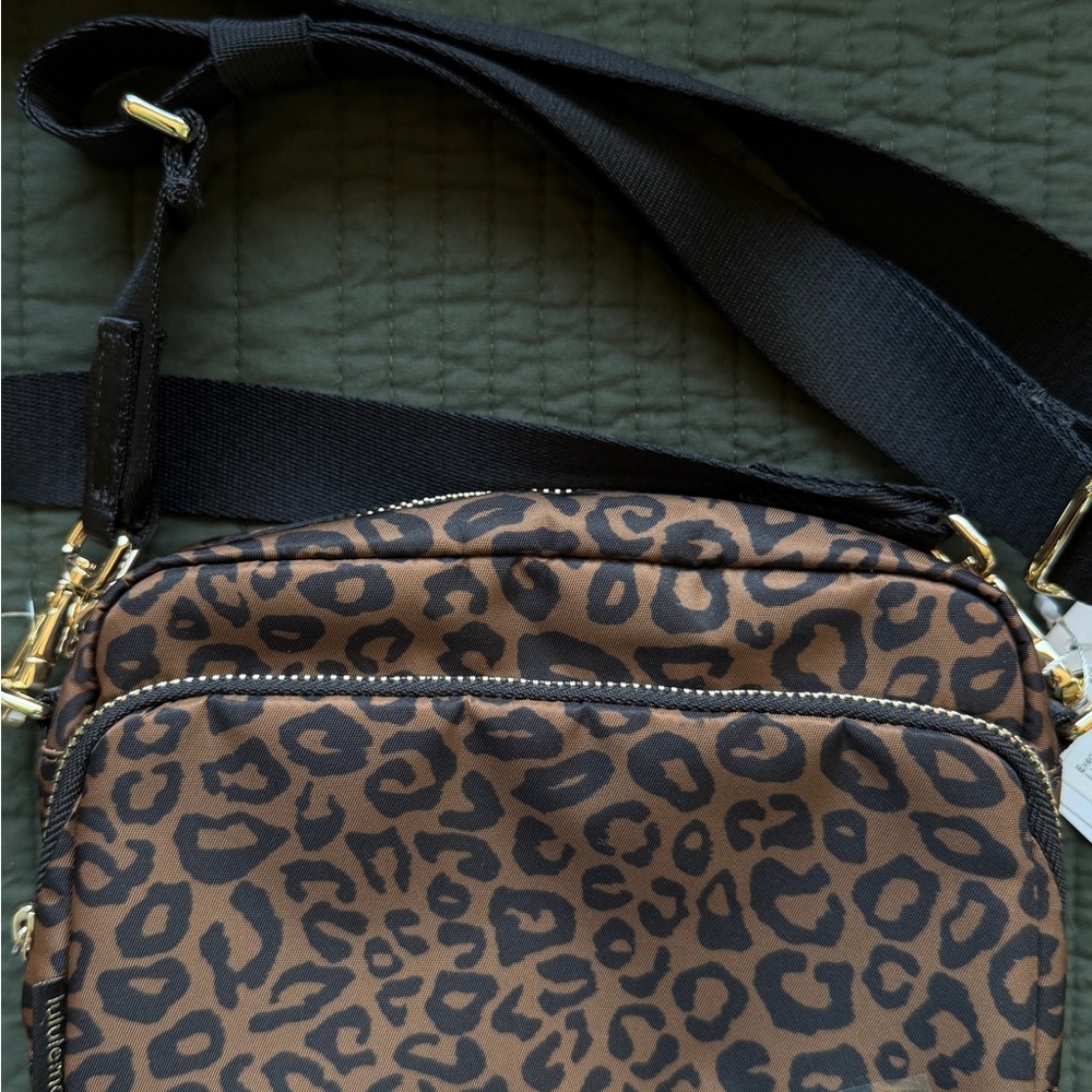 NWT Lululemon Everywhere Crossbody Bag 2L Leopard Gold Hardware - Picture 3 of 6